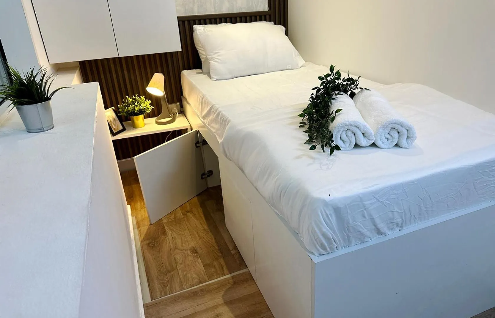 Homestay Escape Partition Room In Barsha 1 Near Moe Metro Dubai United Arab Emirates